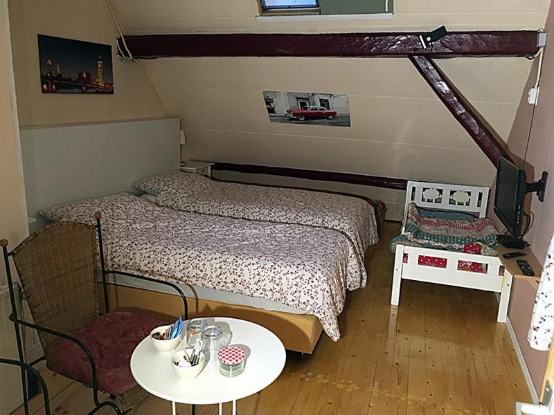 Tweepersoonskamer met 2 Aparte Bedden en Eigen Externe Badkamer