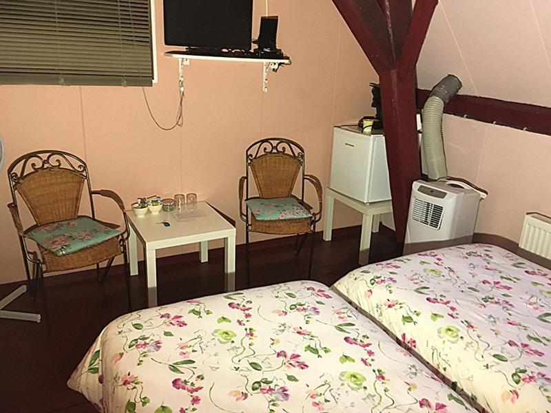 Tweepersoonskamer met 2 Aparte Bedden en Badkamer