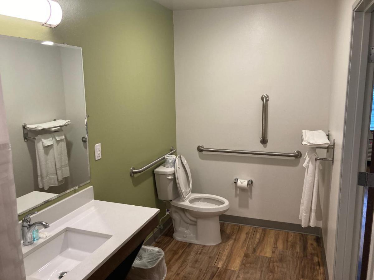 Queen Room with Roll in Shower - Disability Access/Non-Smoking