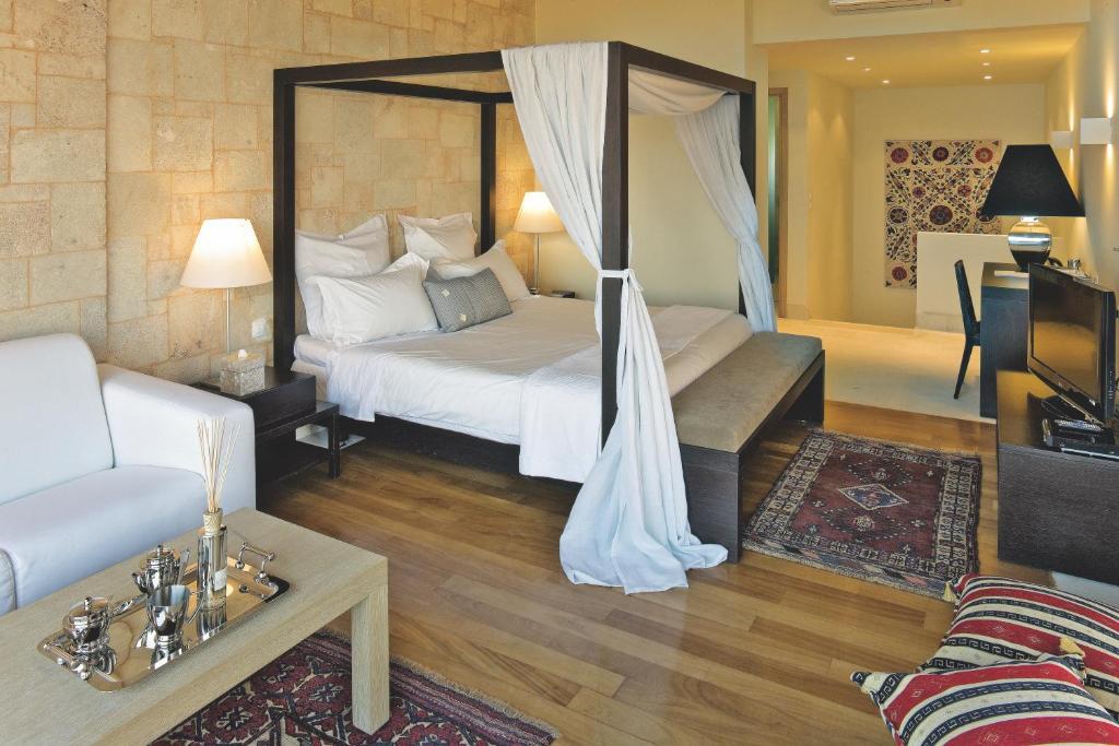 Queen's Maisonette sea front with private pool