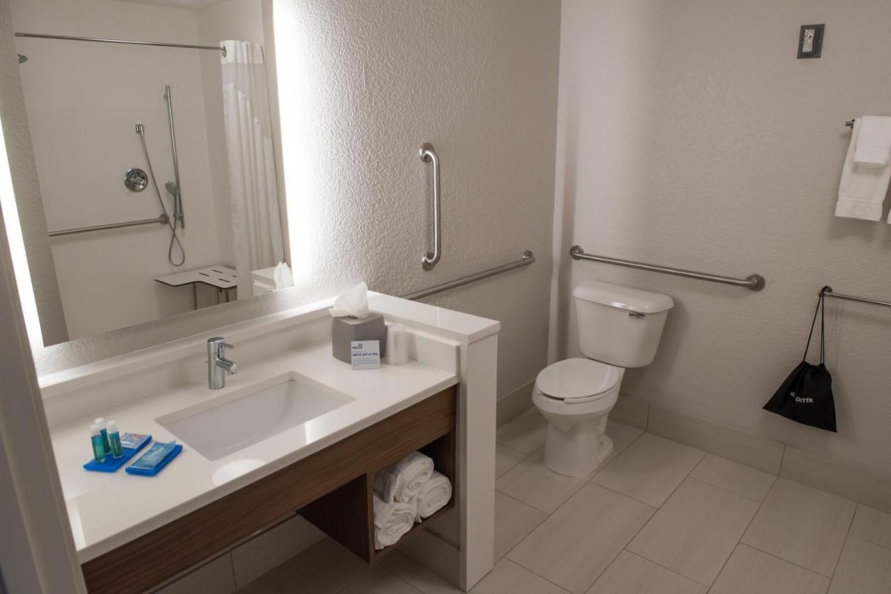 Standard Queen Room with Two Queen Beds and Mobility Accessible Tub
