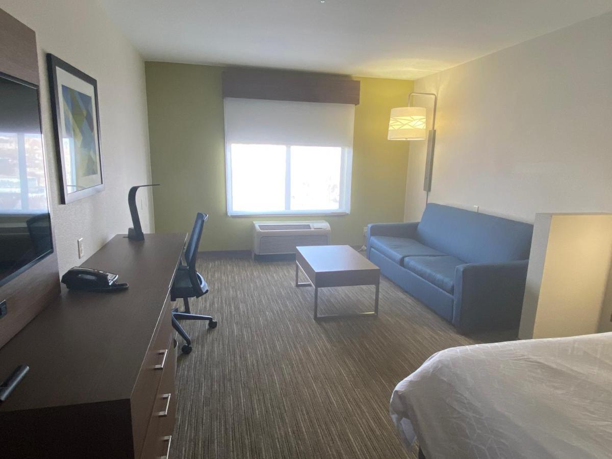 Suite con cama extragrande y sofá cama