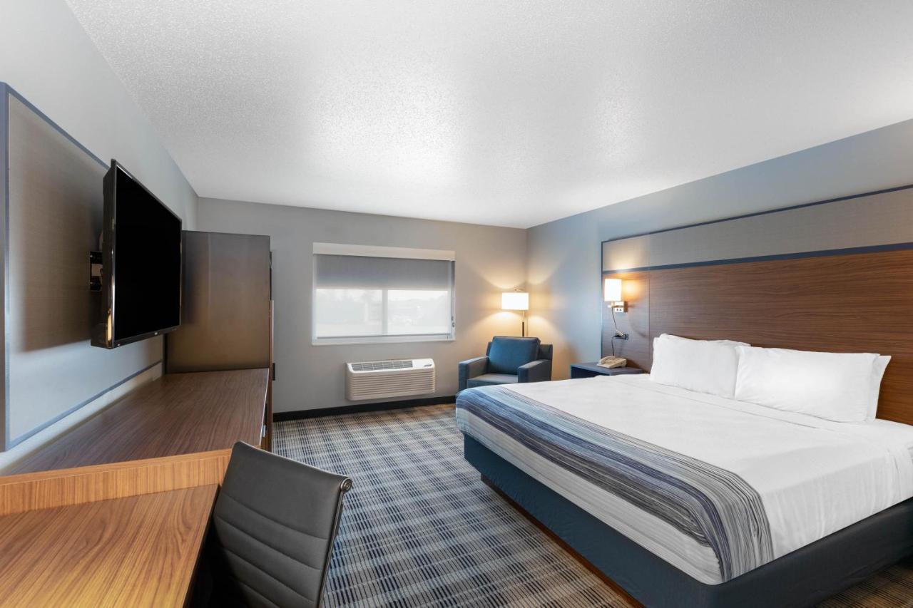 1 King Bed, One Bedroom Deluxe Suite, Non-Smoking