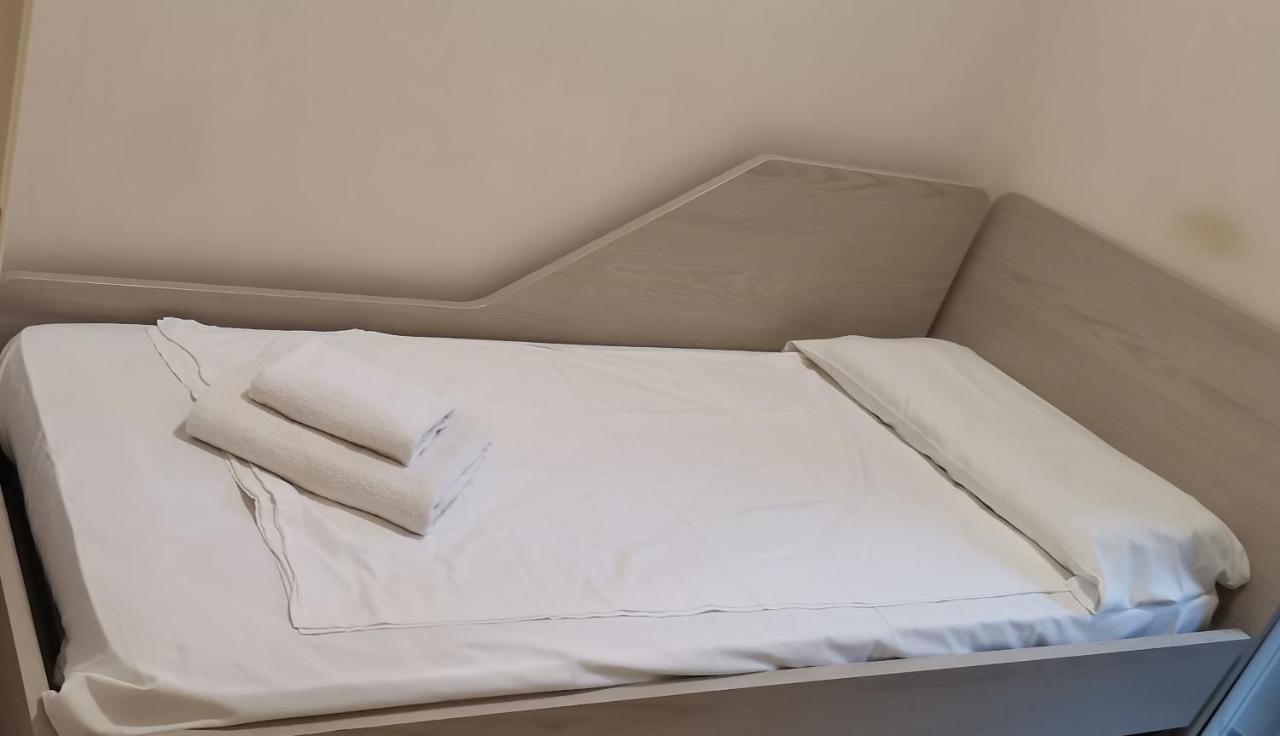 Szoba egyszemélyes ággyal – mellékszárny