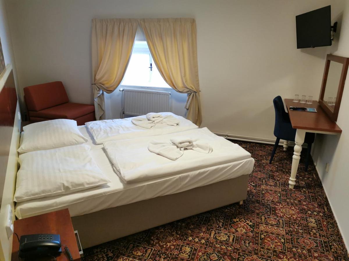 Standard Double or Twin Room,1031148553:JPEG