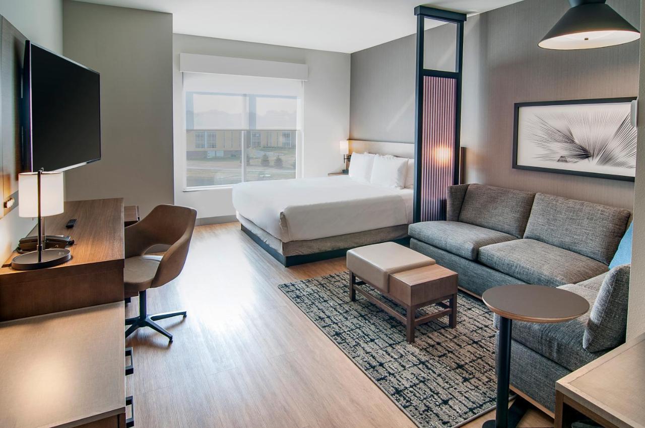 King Room with Sofa Bed, Shower and Lake View - Disability Access