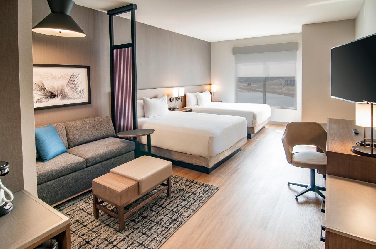 Queen Room with Two Queen Beds and Lake View