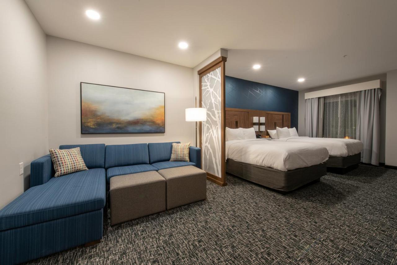 Queen Suite with Two Queen Beds - Golf Course View