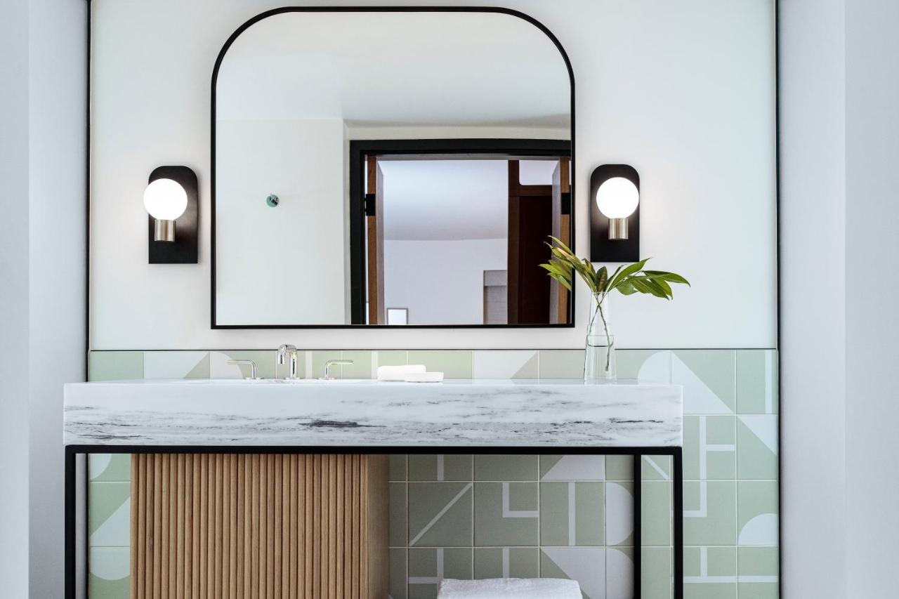 Habitación Premium con cama extragrande y vistas a la piscina