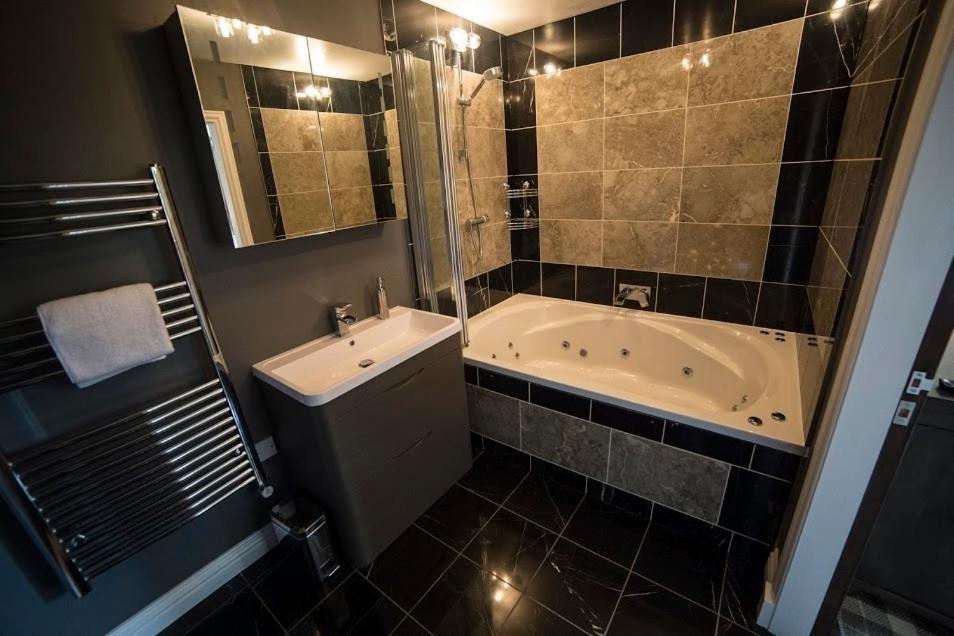 Luxury Triple Room with Jacuzzi Bath