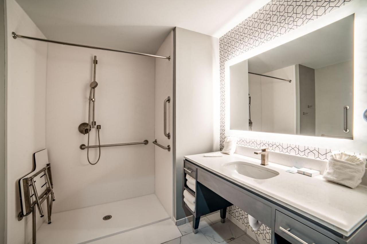 Deluxe Queen Suite
