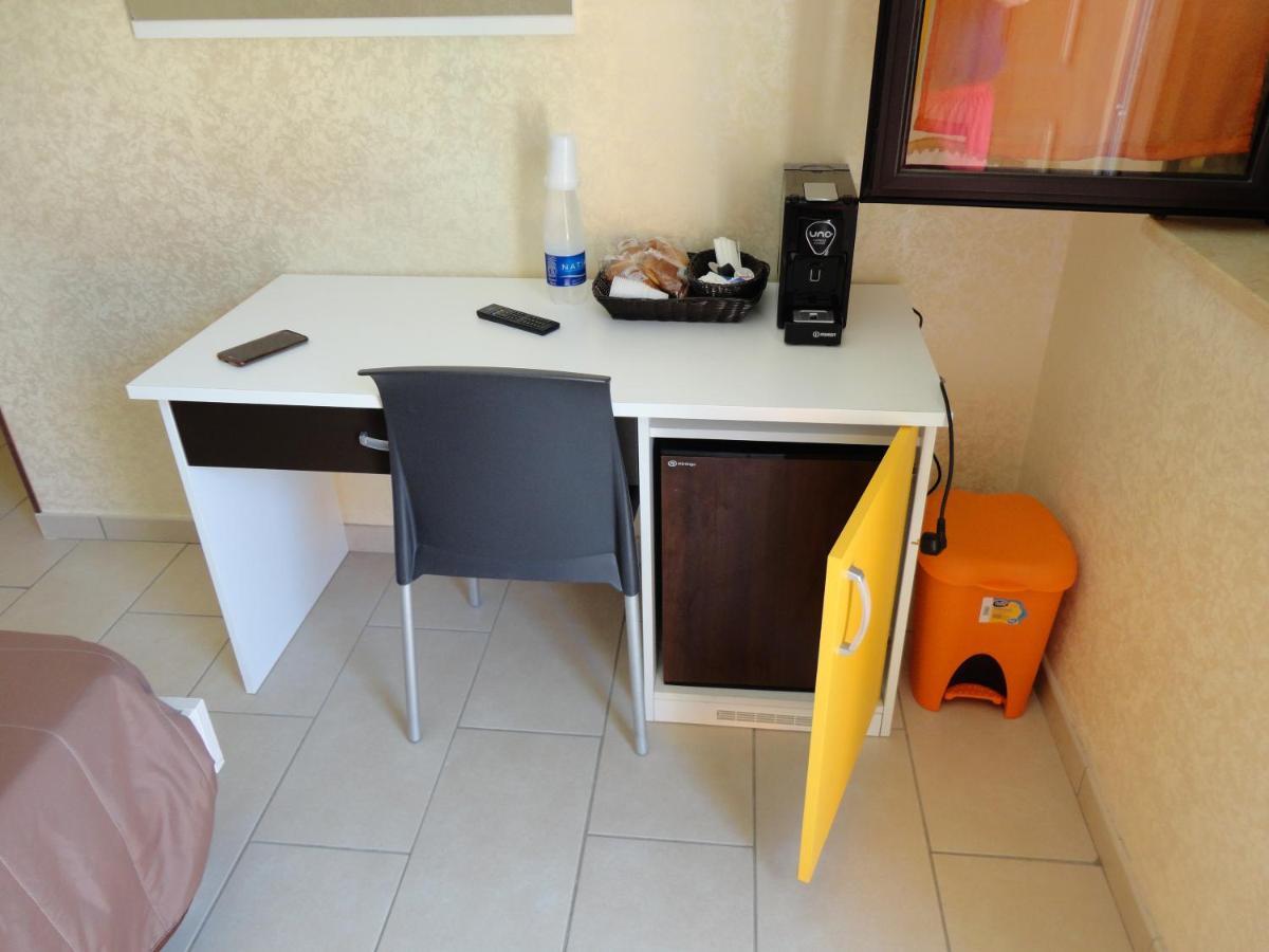Großes Doppel-/Zweibettzimmer