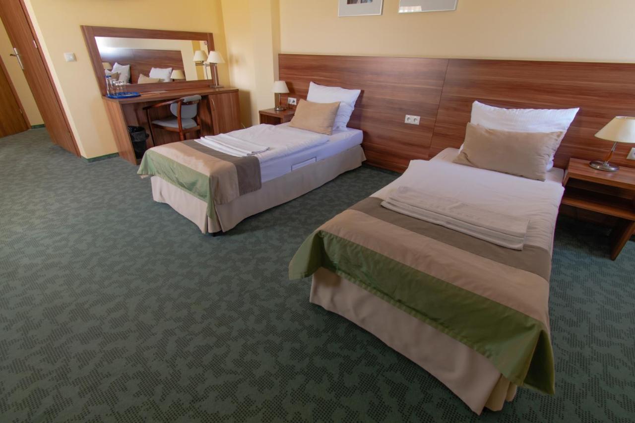Doppel-/Zweibettzimmer mit Bad