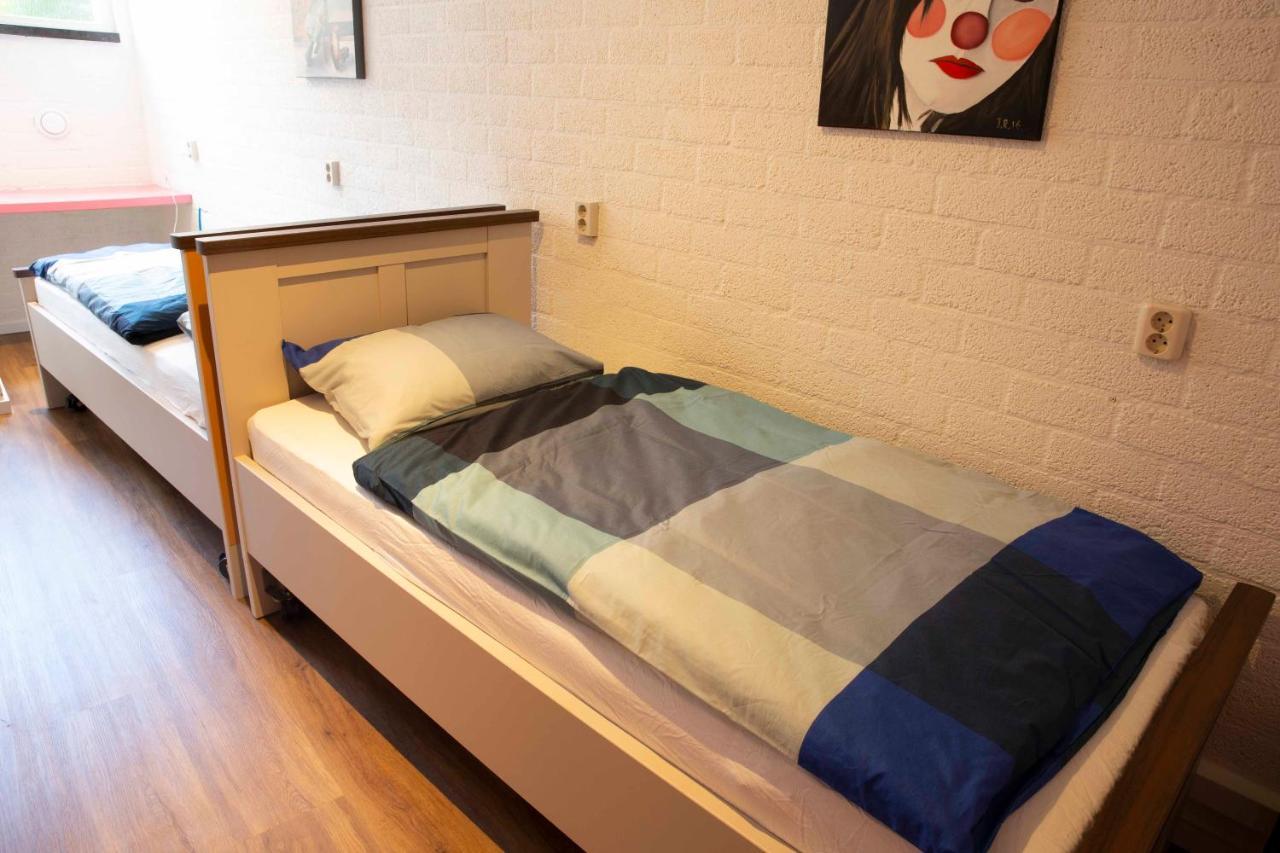 Tweepersoonskamer met 2 Aparte Bedden en Eigen Badkamer
