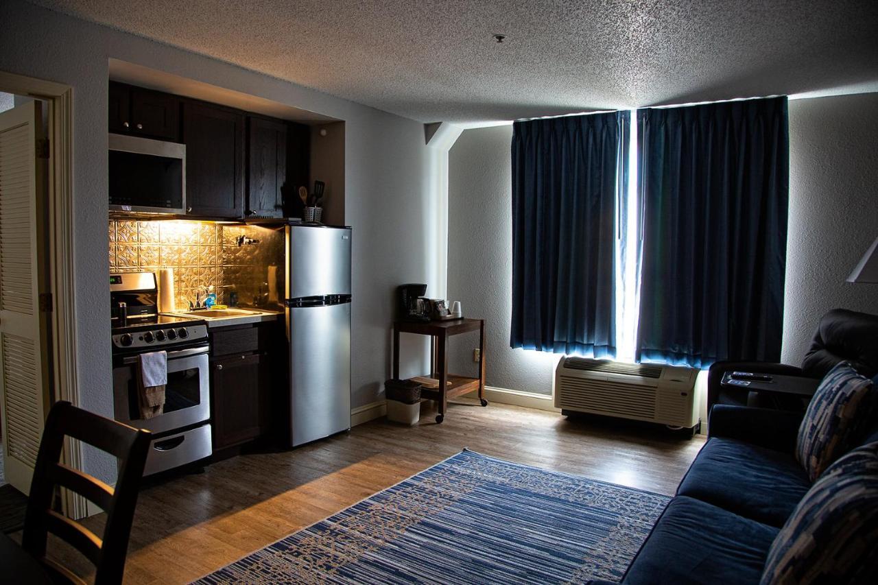 Deluxe Queen Suite