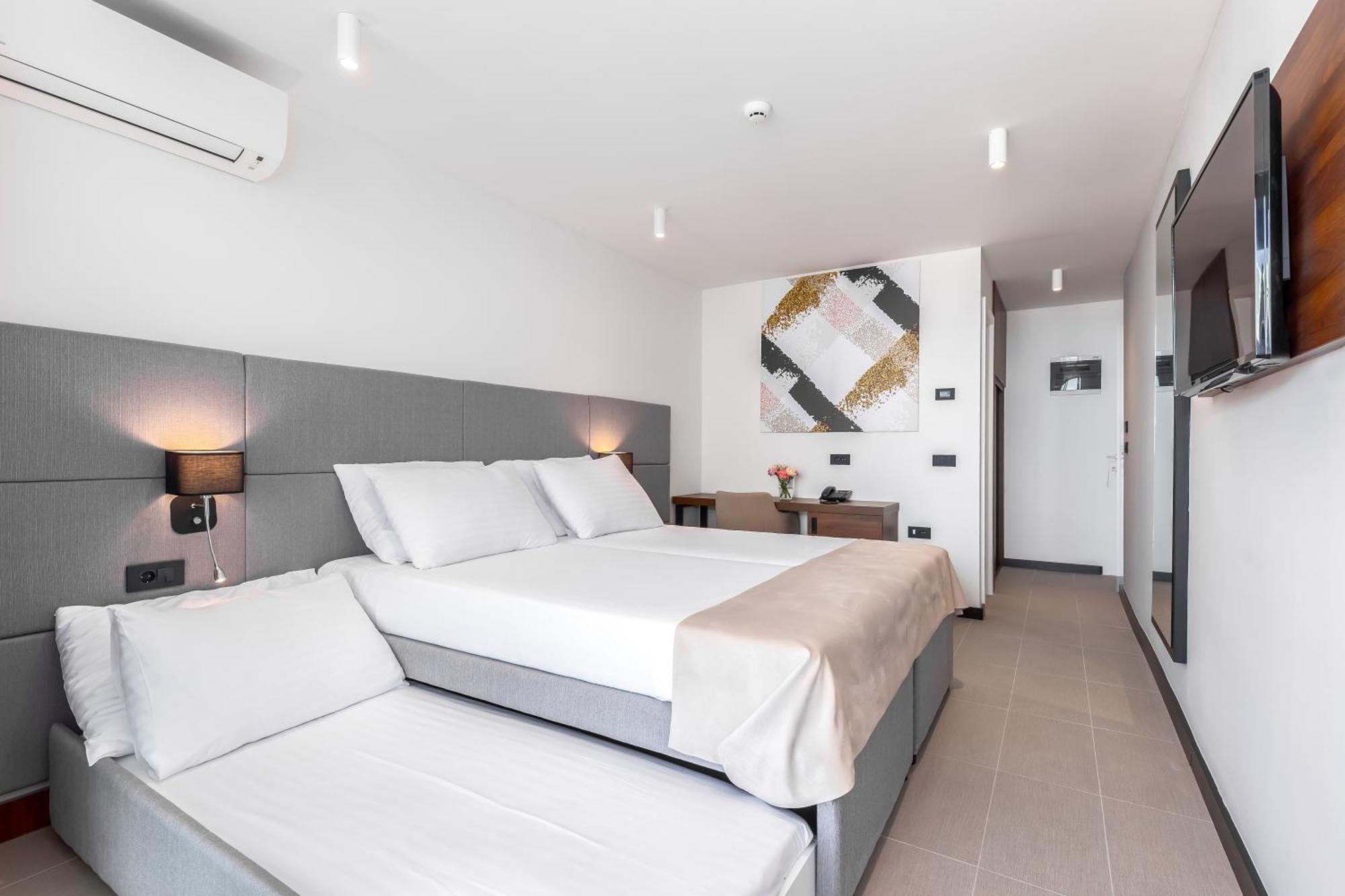 Standard Zweibettzimmer mit Zustellbett und Balkon