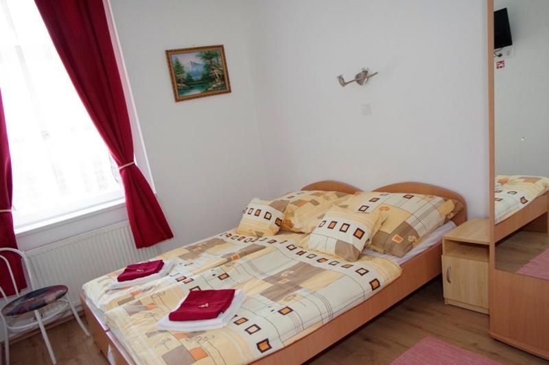 Doppel- oder Zweibettzimmer