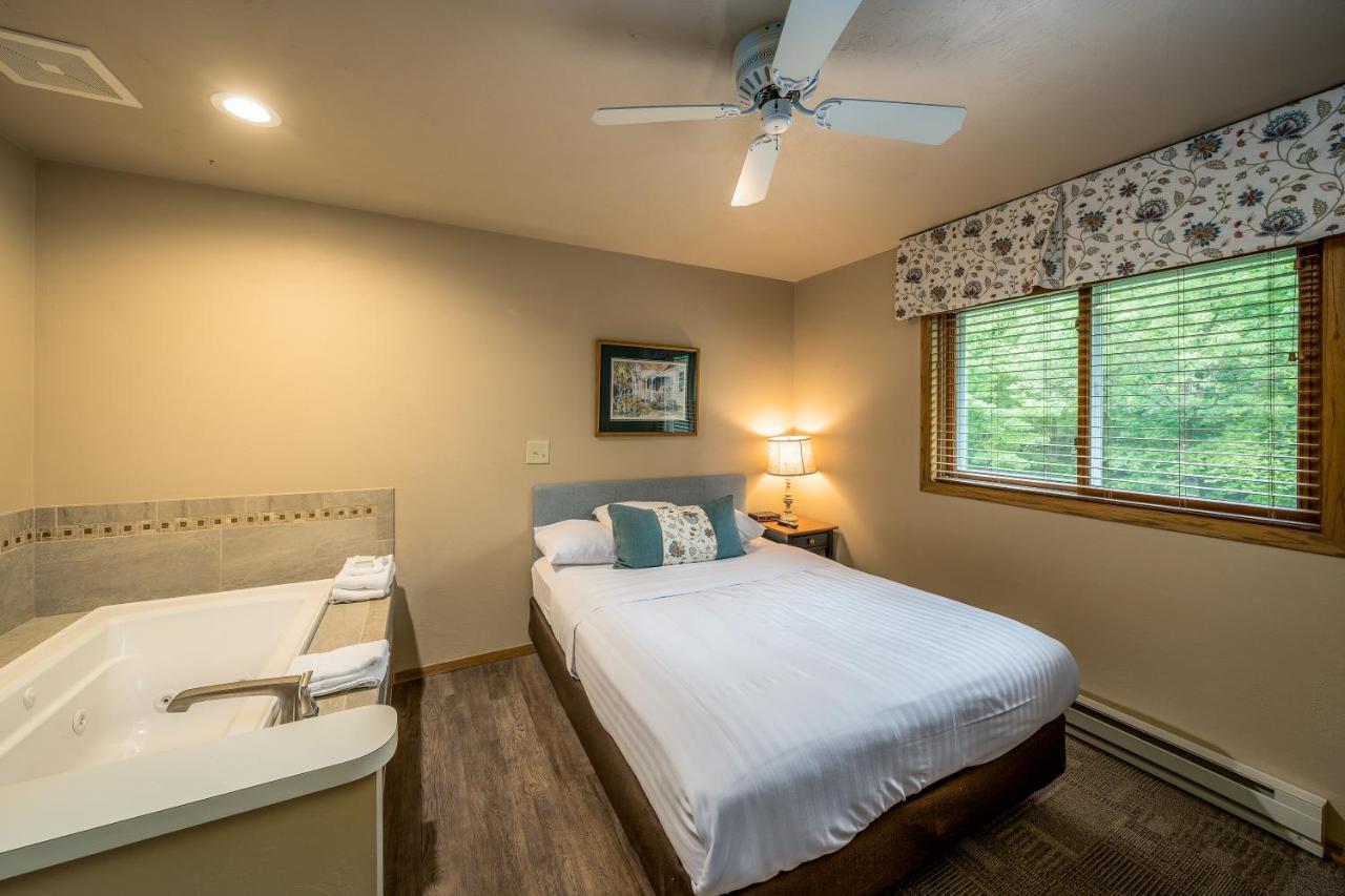 Queen Suite with Spa Bath