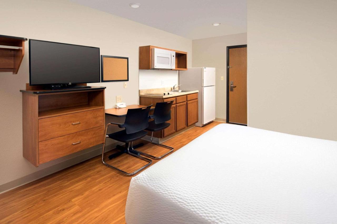 Queen Room  with Roll-In Shower - Disability Access/Non-Smoking