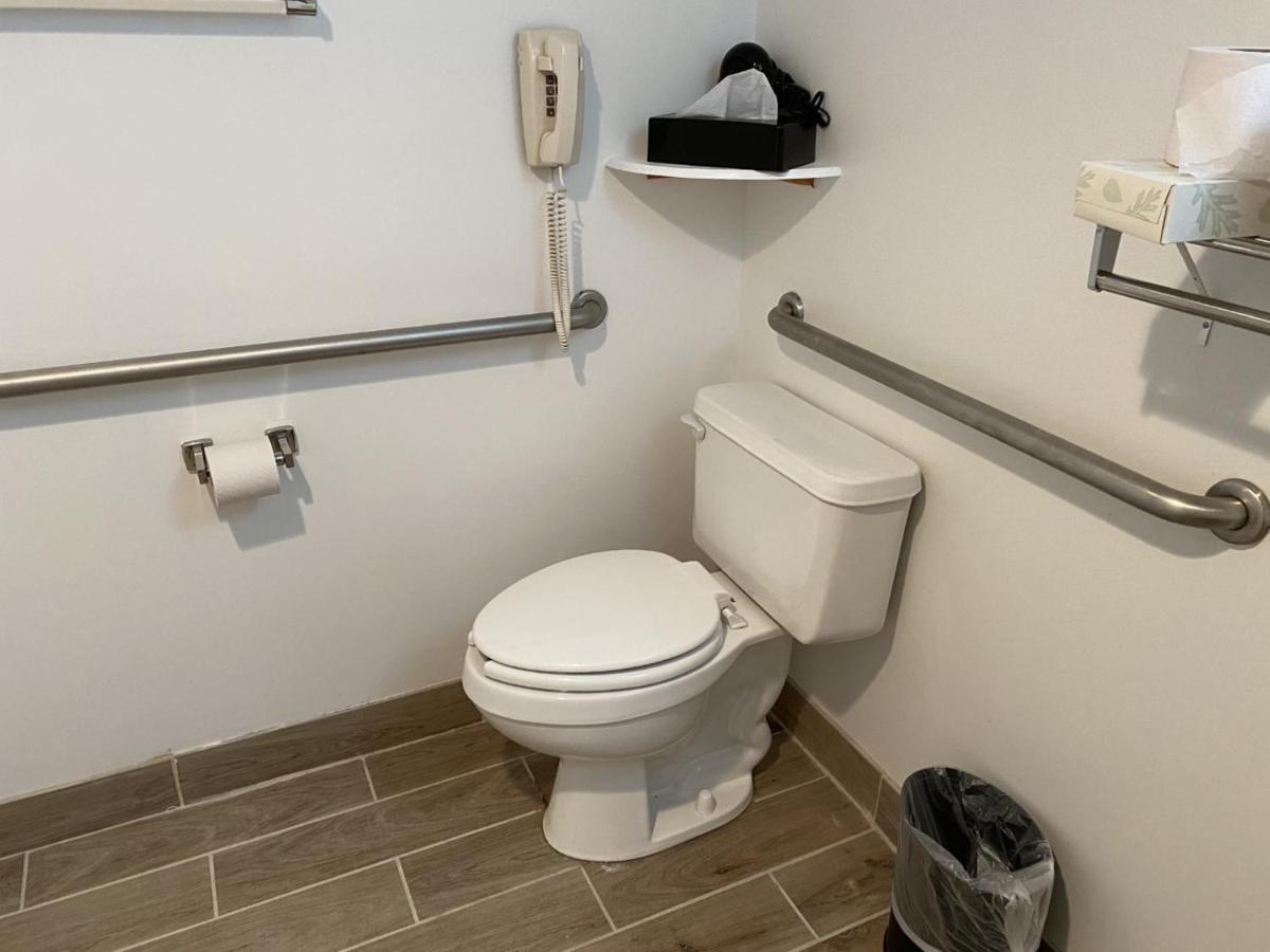King Room with Bath Tub - Mobility Accessible/Non-Smoking