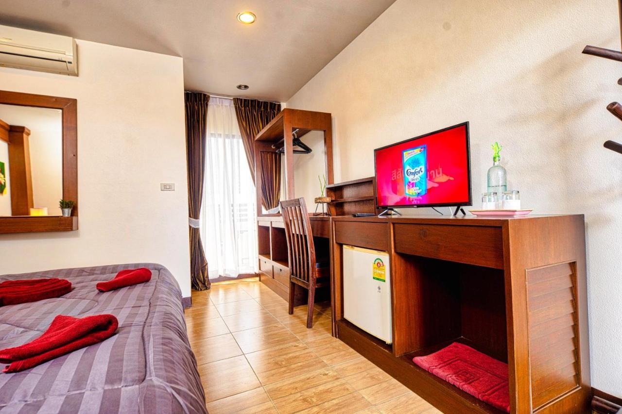 Zimmer mit Kingsize-Bett und Balkon