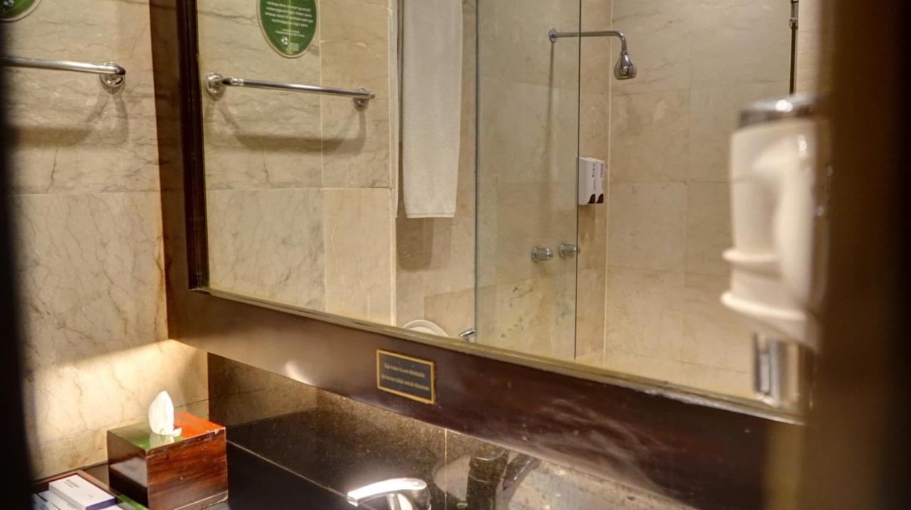 Deluxe King Room - Pool Access/Non-Smoking