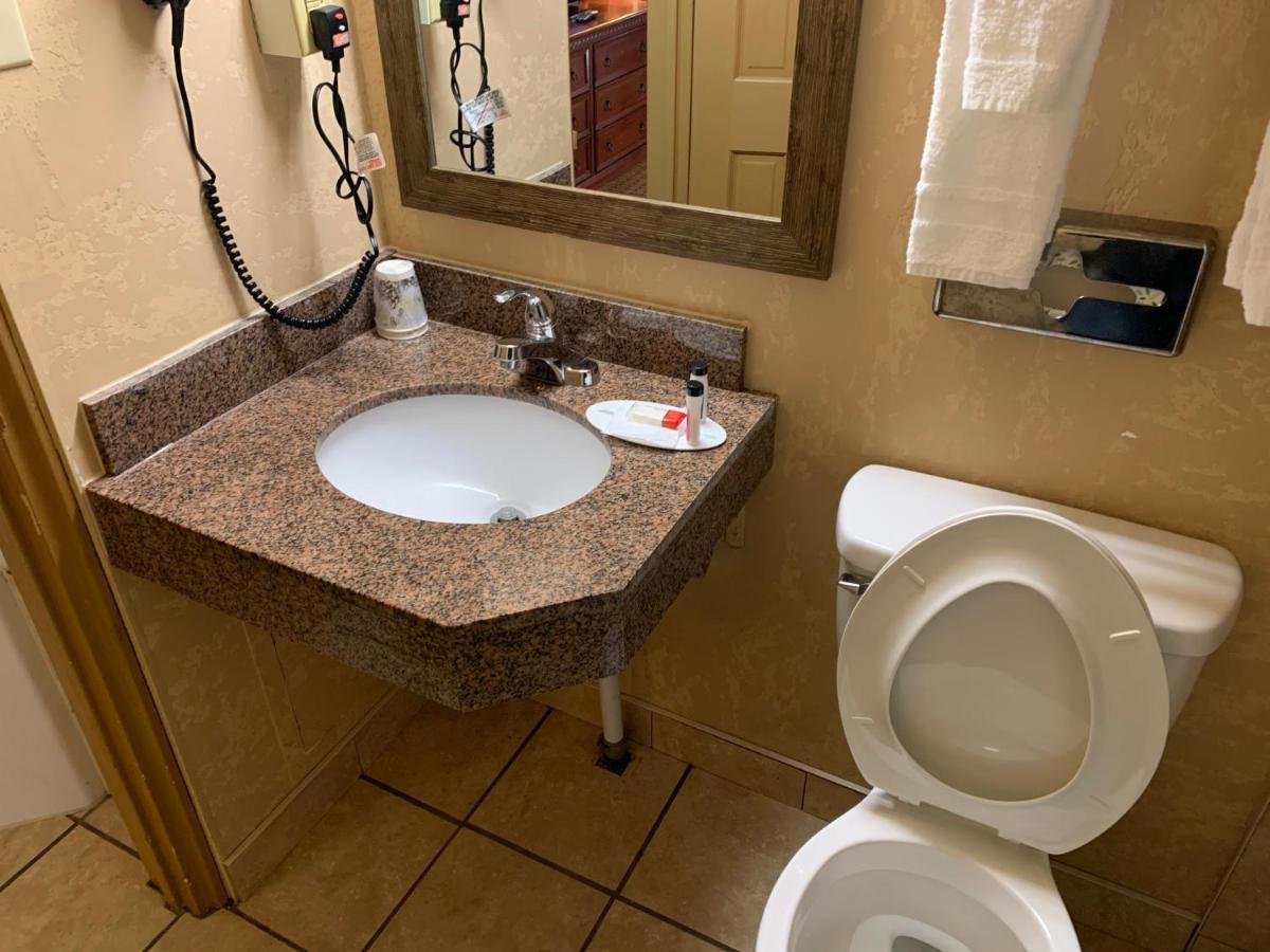 King Room with Jetted Tub and Exterior Hall - Non-Smoking