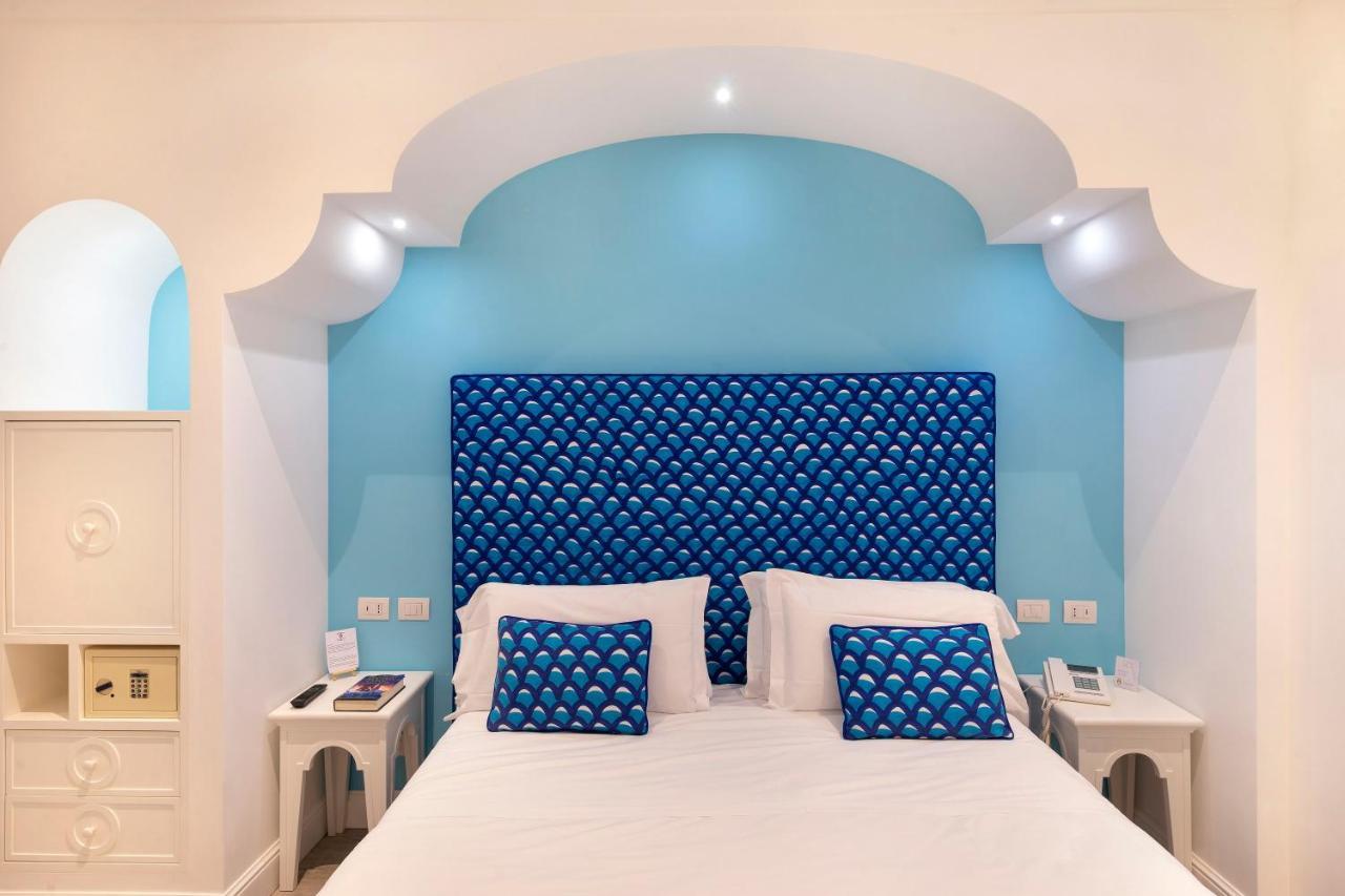 Chambre Quadruple Supérieure avec Balcon - Vue Partielle sur Mer