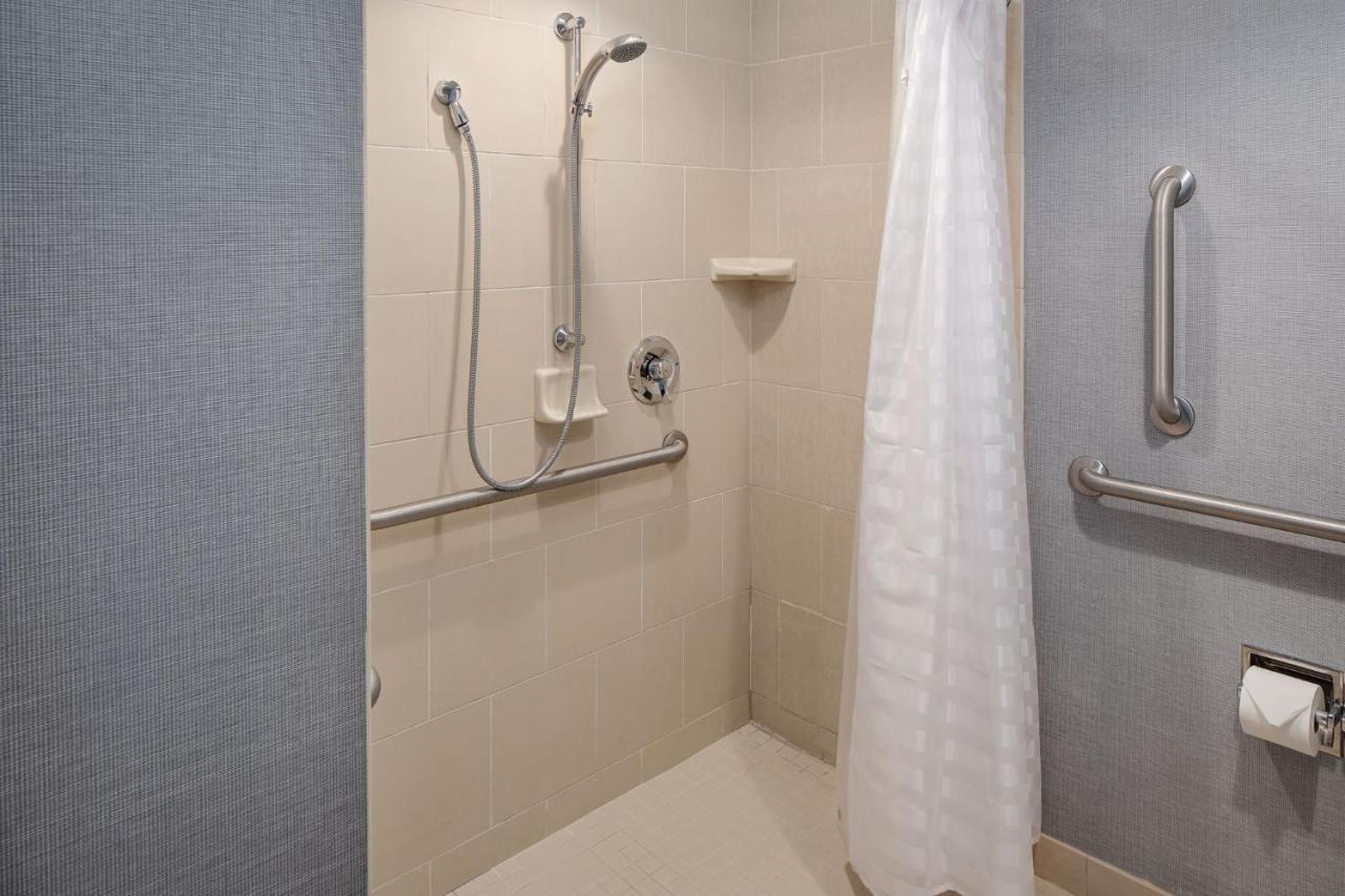 Habitación con cama grande, sofá cama y ducha accesible en silla de ruedas - Adaptada para personas con discapacidad