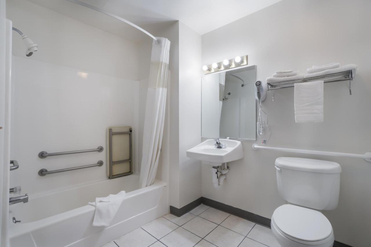 1 Queen Bed Accessible