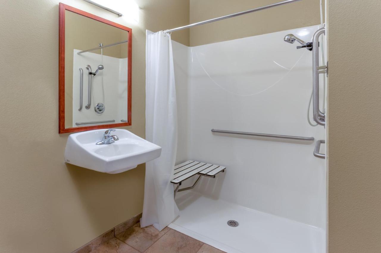 Queen Studio Suite - Hearing Accessible