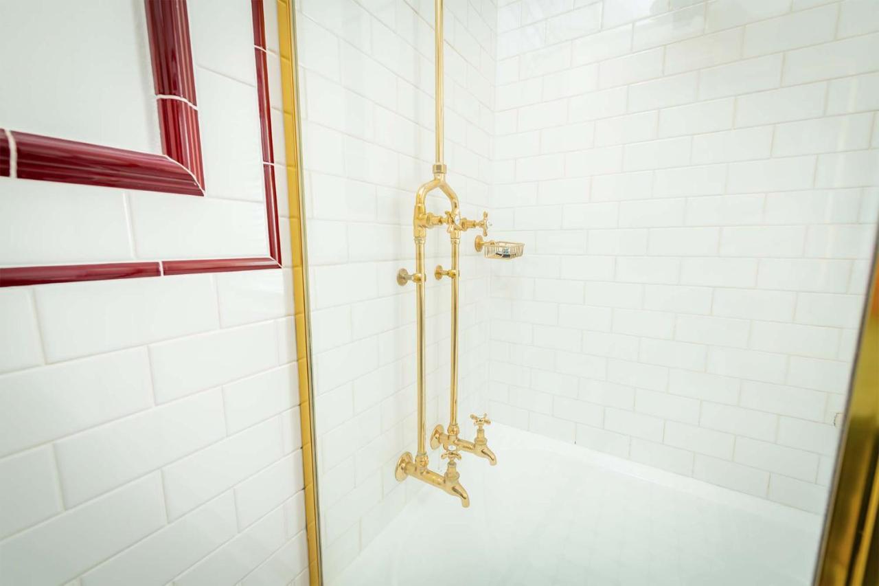 Junior Queen Room with Bath/Shower