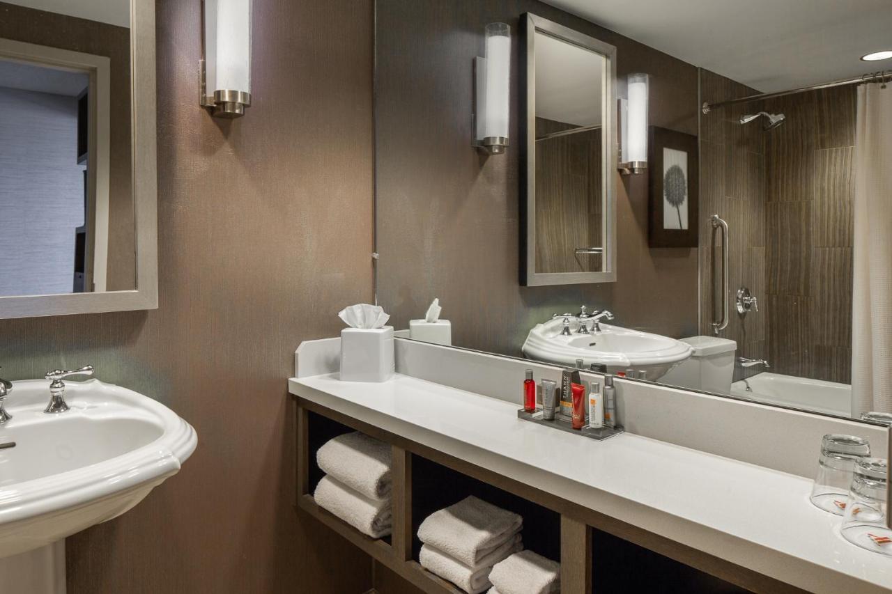 Guest room, King, City view, High floor