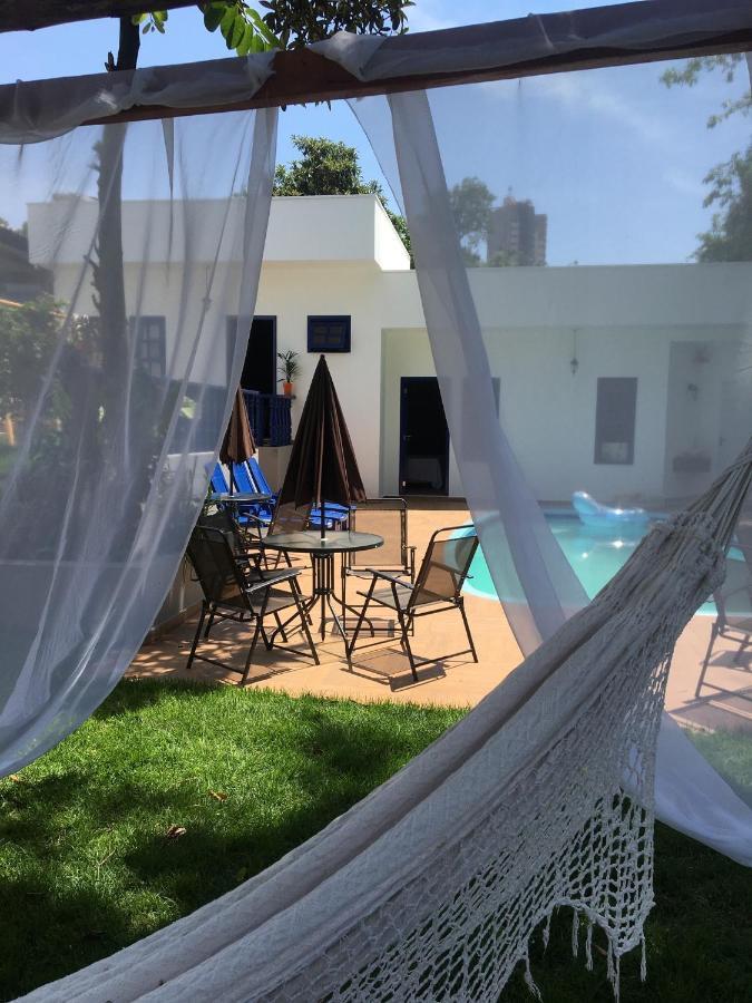 Quarto com 2 Camas de Solteiro e Chuveiro
