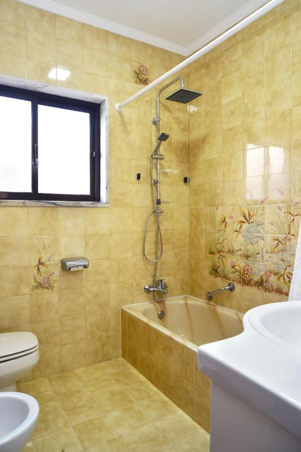 Quarto Duplo com Varanda e Casa de Banho Partilhada
