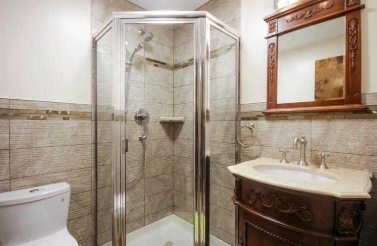 Deluxe Queen Suite