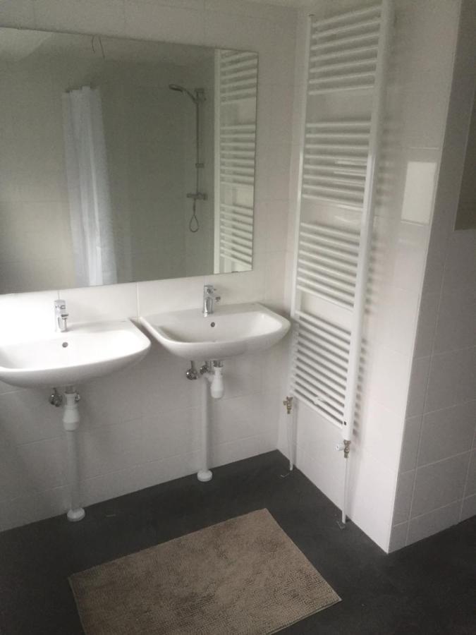 Eenpersoonskamer met Gedeelde Badkamer en Toilet