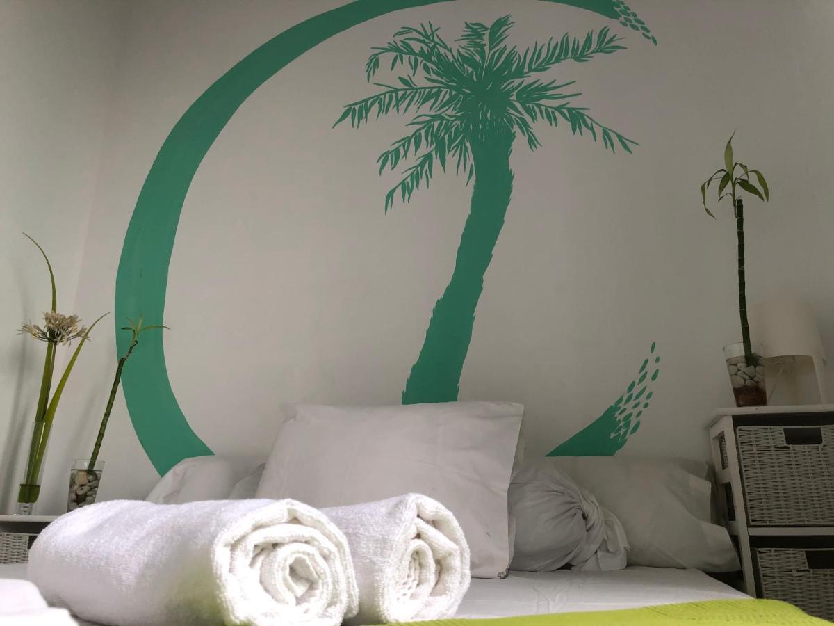 Cama en habitación compartida femenina de 3 camas