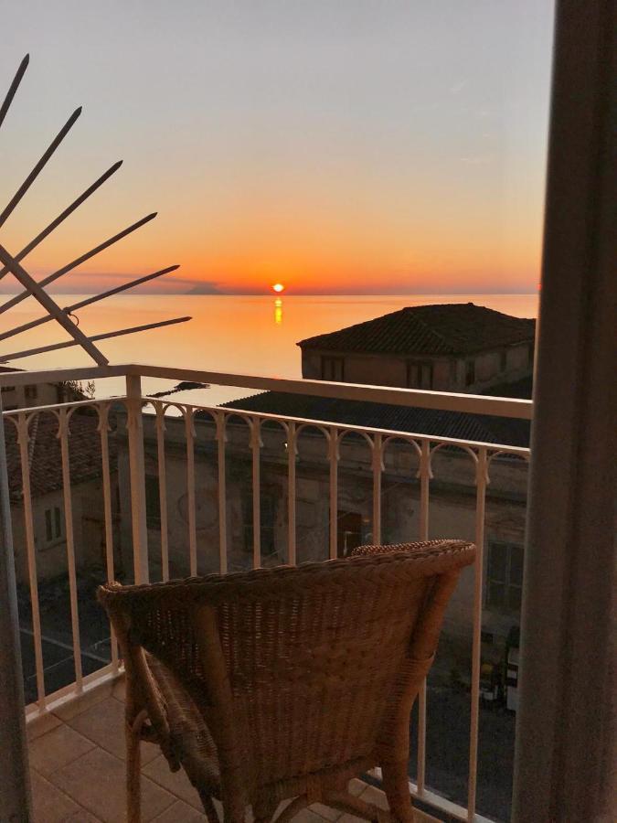 Zimmer mit Kingsize-Bett und Meerblick