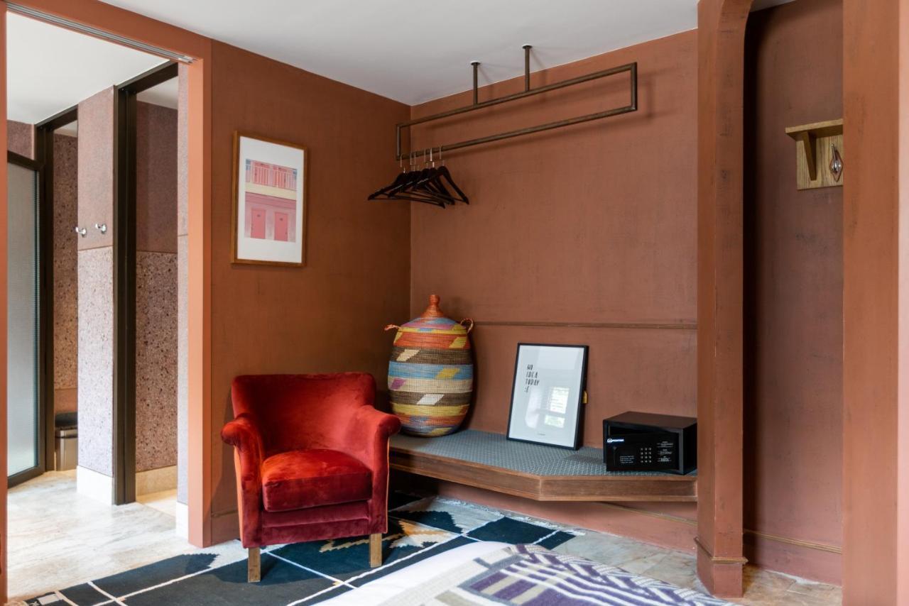 Suite,1053916834:JPEG