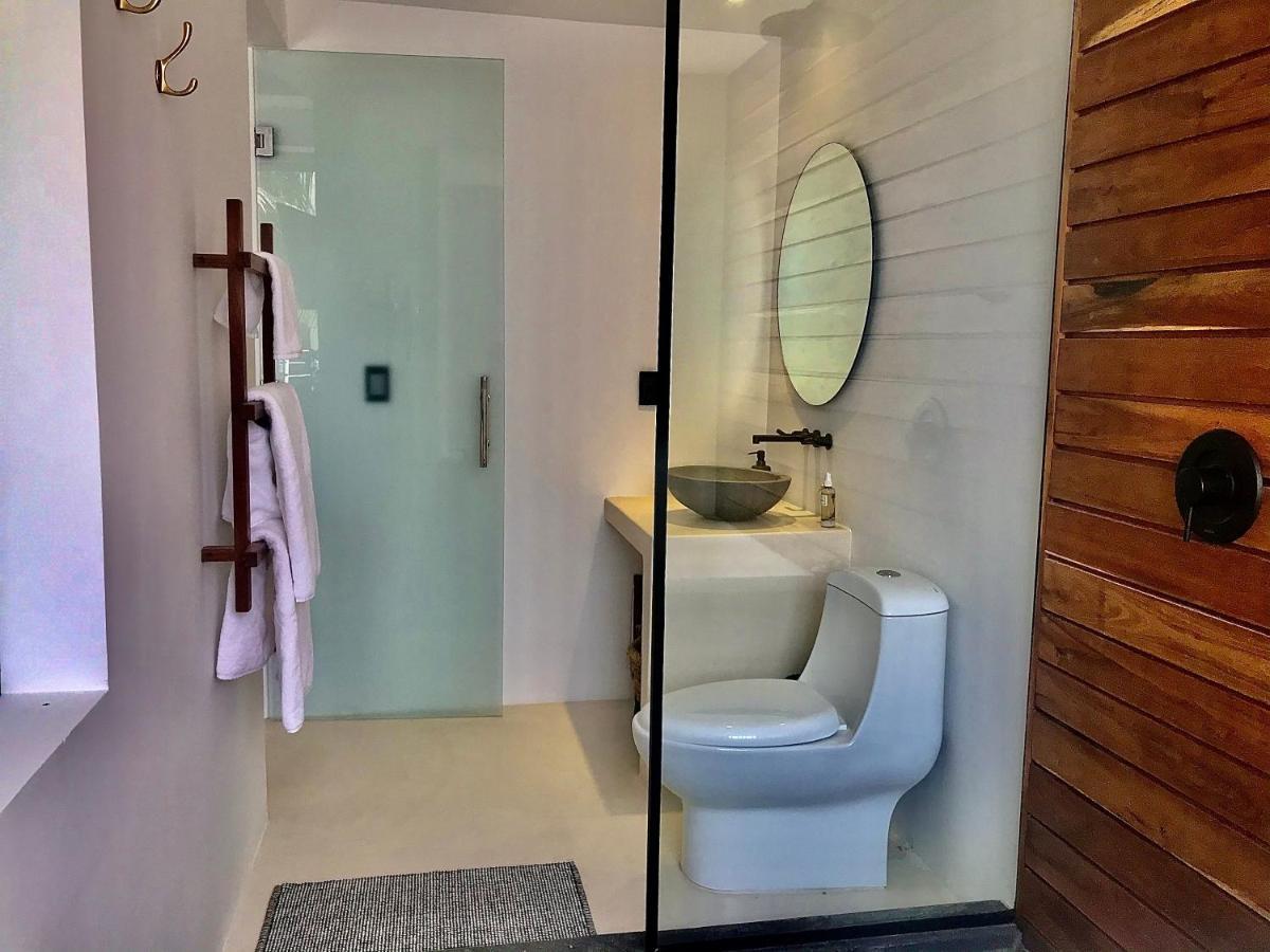 Suíte com Cama King-size e Vista da Piscina