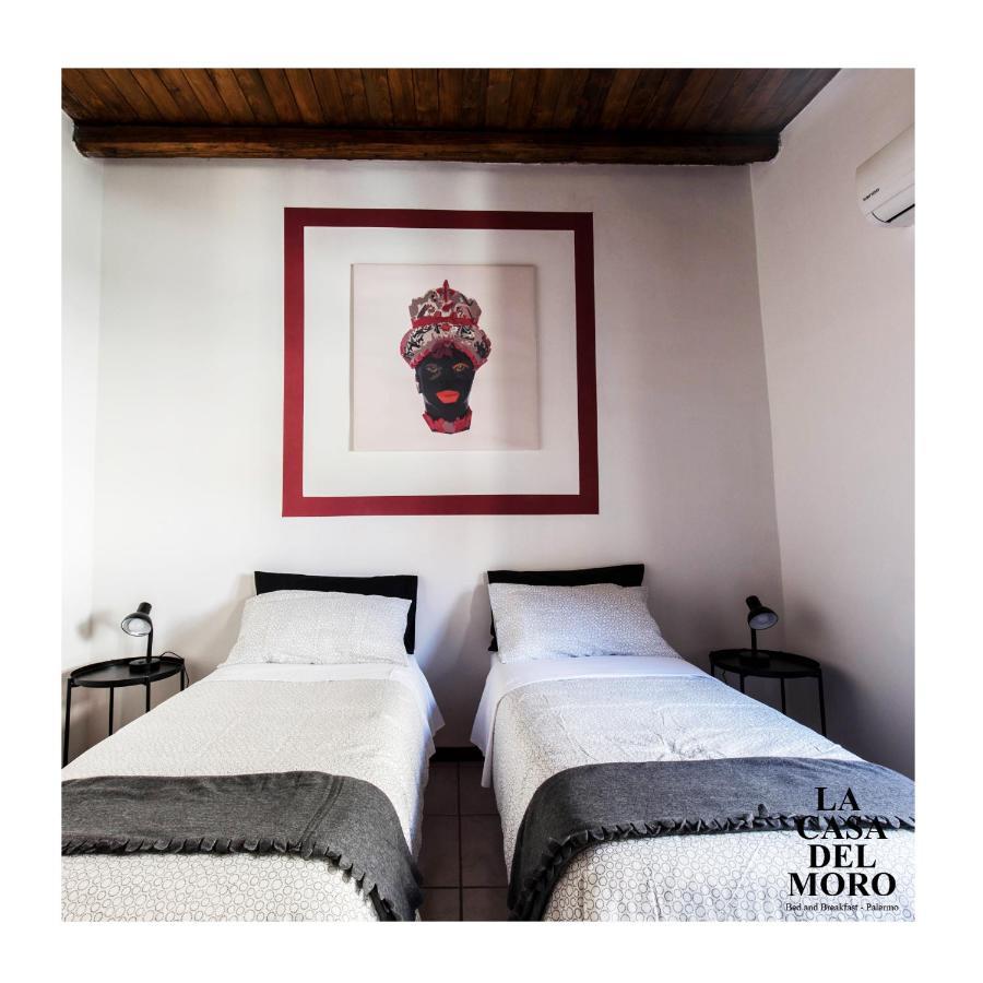Quarto com 2 Camas de Solteiro e Banheiro Privativo