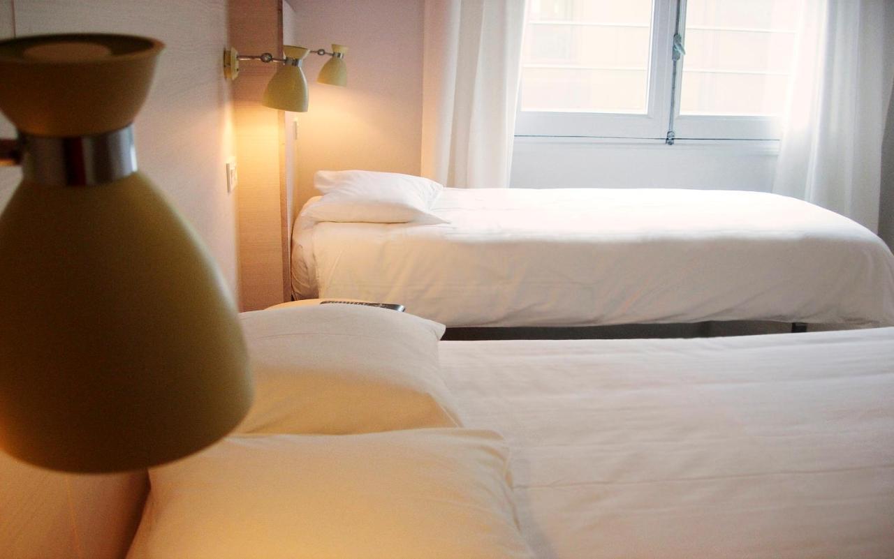 Habitación Doble con cama supletoria y baño compartido