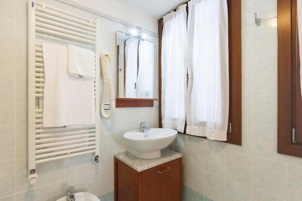 Budget Double or Twin Room,1062706690:JPEG