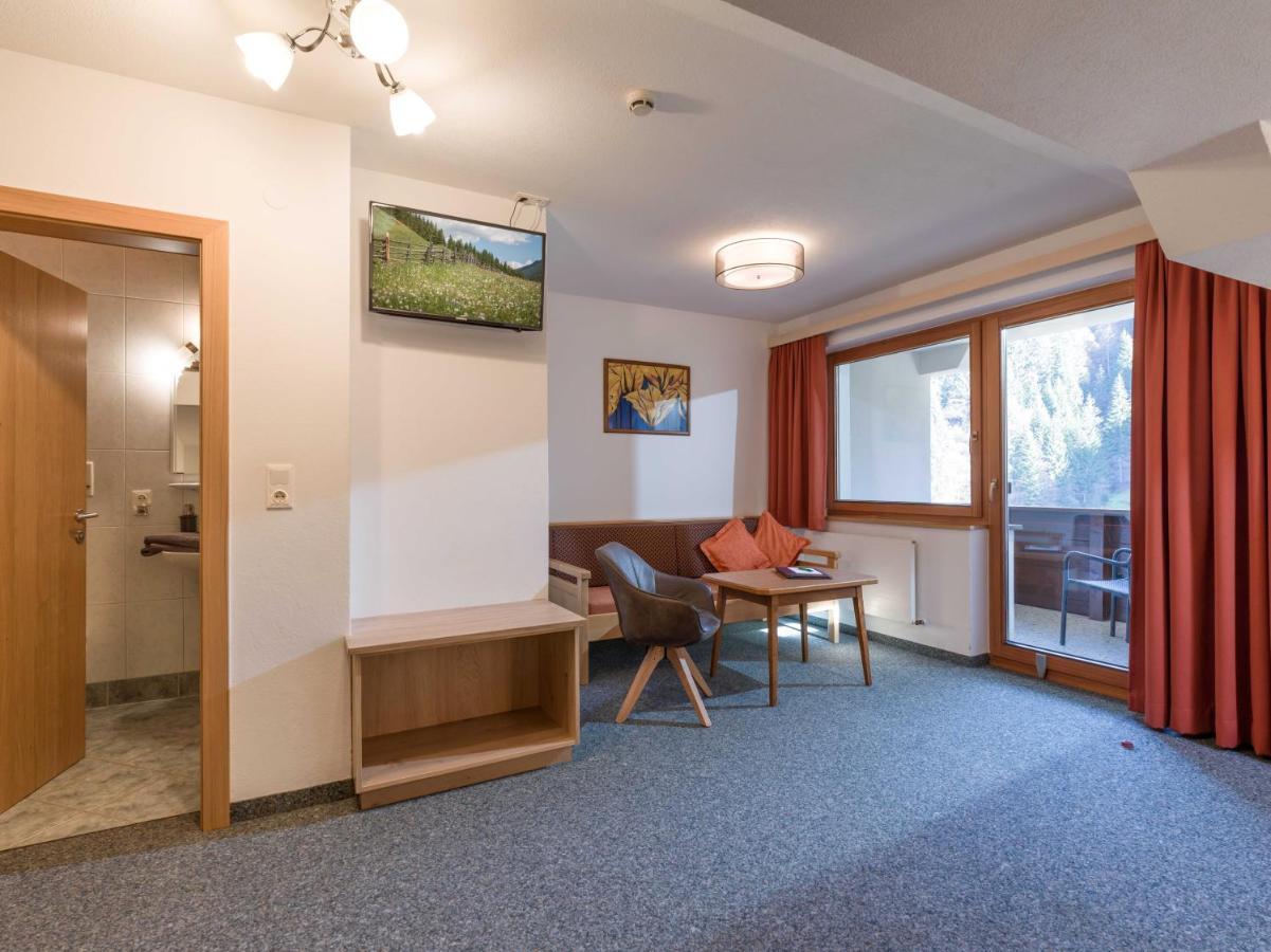 Dreibettzimmer mit Dusche