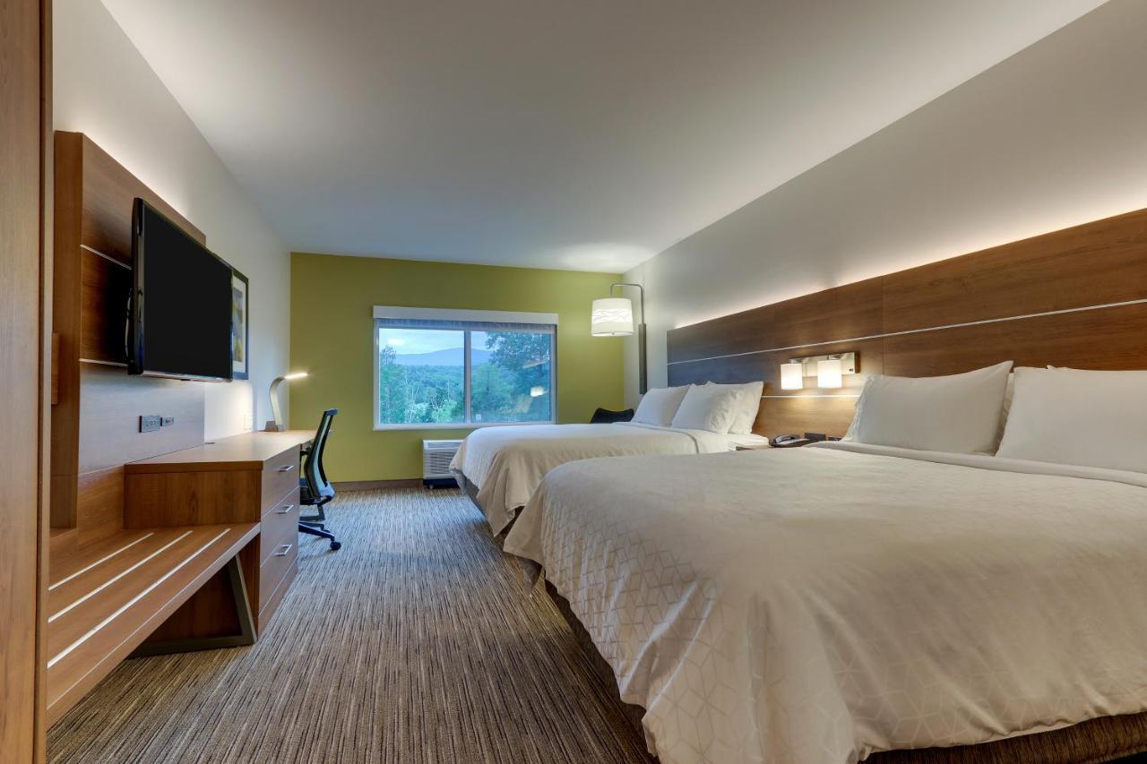 Queen Suite with Two Queen Beds and Sofa Bed