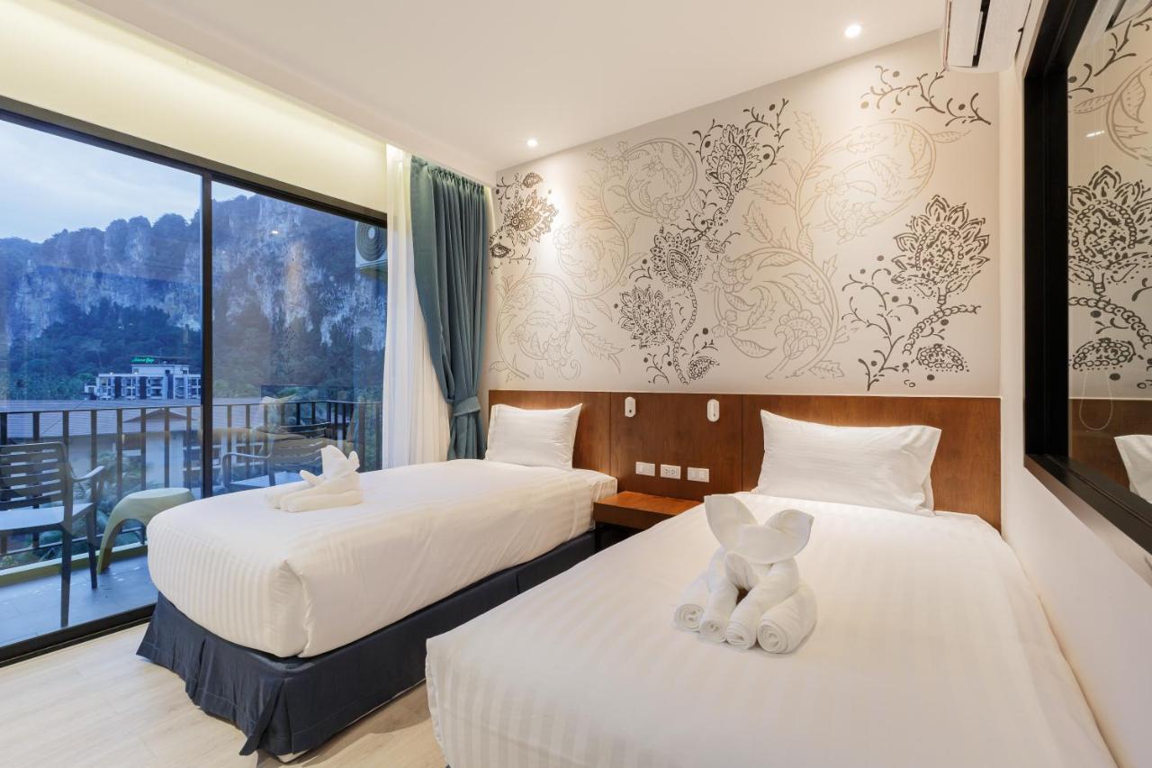 Standard Twin Room with Mountain View