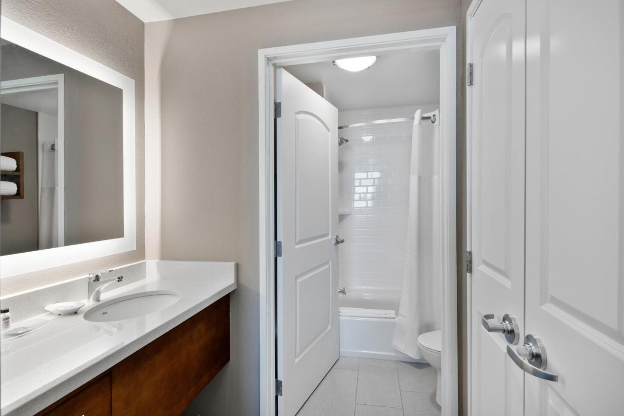 One-Bedroom Queen Suite with City and Mountain View