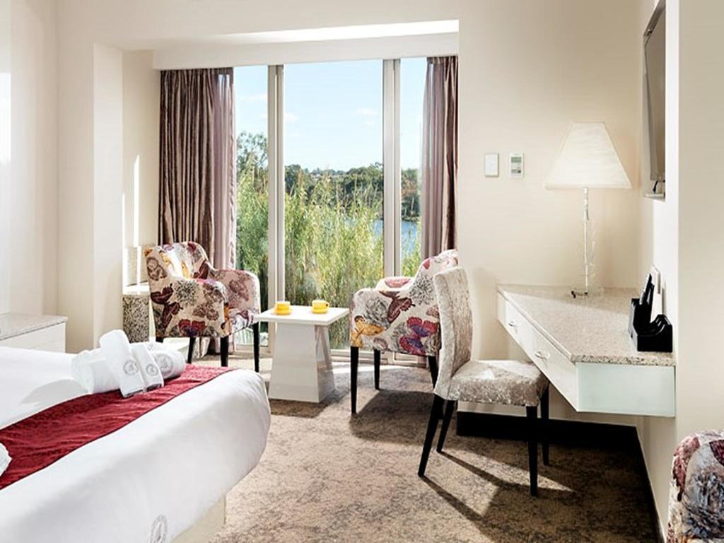 Superior King Room River View