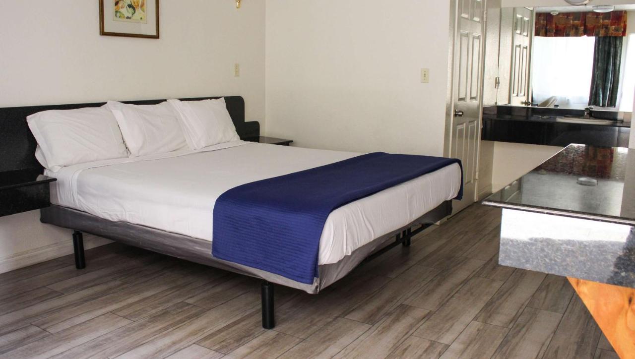Deluxe King Room - Non-Smoking